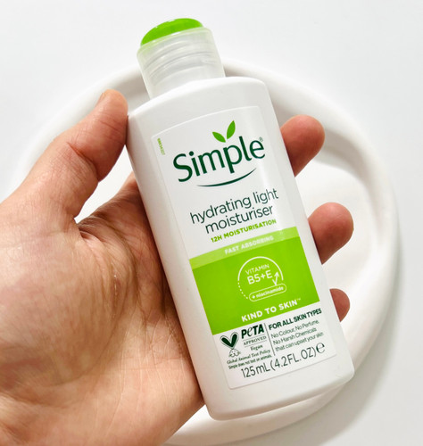 آبرسان مرطوب کننده سیمپل(لایت) پوست چرب حجم ۱۲۵ میل